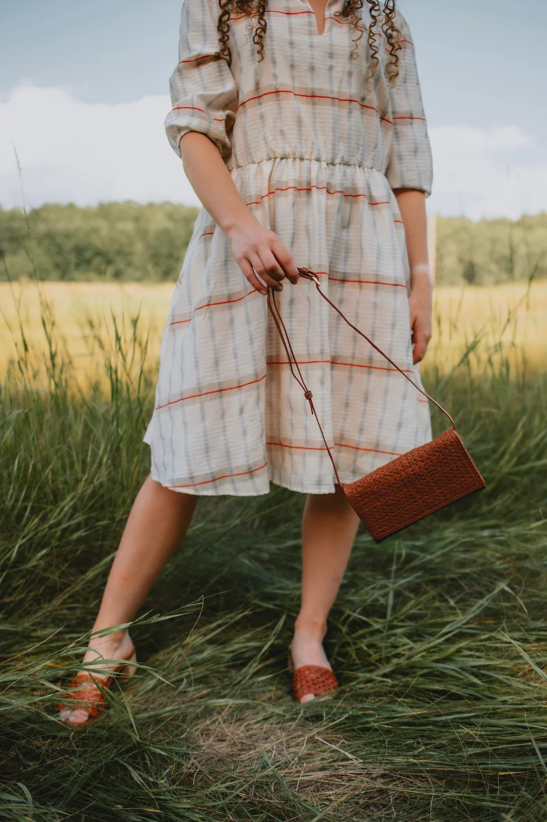 The Playa Woven Crossbody Purse - Cognac