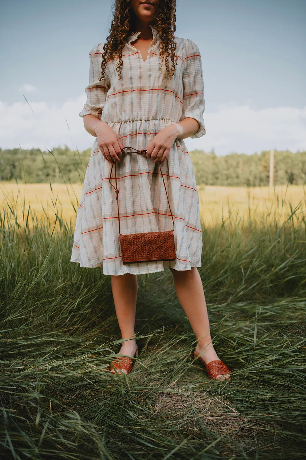 The Playa Woven Crossbody Purse - Cognac