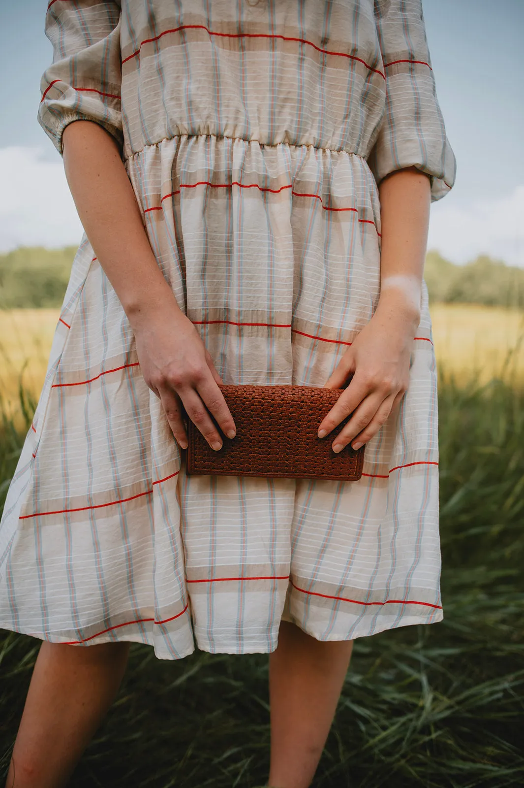 The Playa Woven Crossbody Purse - Cognac